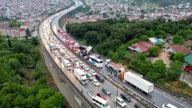 Son Dakika | TEM'de zincirleme kazada 20'den fazla araç birbirine girdi: 15 yaralı Son Dakika | TEM'de zincirleme kazada 20'den fazla araç birbirine girdi: 15 yaralı
