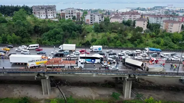 Son Dakika | TEM'de zincirleme kazada 20'den fazla araç birbirine girdi: 15 yaralı Son Dakika | TEM'de zincirleme kazada 20'den fazla araç birbirine girdi: 15 yaralı