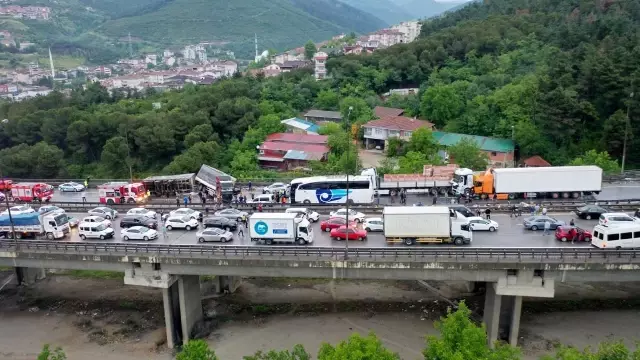 Son Dakika | TEM'de zincirleme kazada 20'den fazla araç birbirine girdi: 15 yaralı Son Dakika | TEM'de zincirleme kazada 20'den fazla araç birbirine girdi: 15 yaralı