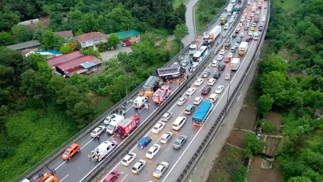 Son Dakika | TEM'de zincirleme kazada 20'den fazla araç birbirine girdi: 15 yaralı Son Dakika | TEM'de zincirleme kazada 20'den fazla araç birbirine girdi: 15 yaralı