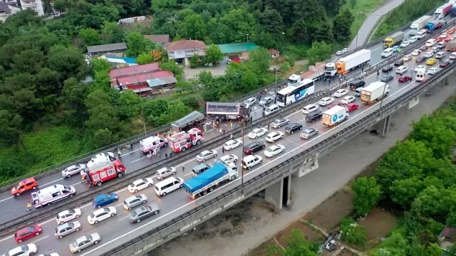 Son Dakika | TEM'de zincirleme kazada 20'den fazla araç birbirine girdi: 15 yaralı Son Dakika | TEM'de zincirleme kazada 20'den fazla araç birbirine girdi: 15 yaralı
