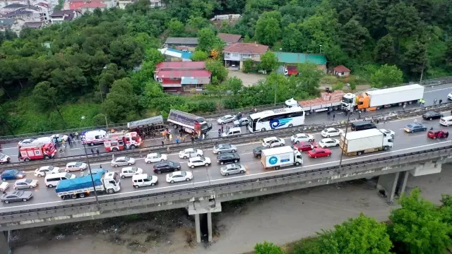 Son Dakika | TEM'de zincirleme kazada 20'den fazla araç birbirine girdi: 15 yaralı Son Dakika | TEM'de zincirleme kazada 20'den fazla araç birbirine girdi: 15 yaralı