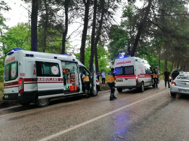 Tokat'ta hafif ticari araçla otomobil çarpıştı: 3 yaralı Tokat'ta hafif ticari araçla otomobil çarpıştı: 3 yaralı