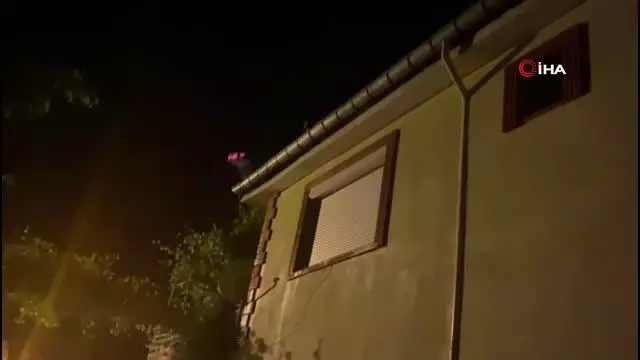 Yangın çıkan evden yaşlı kadını komşuları kurtardı Yangın çıkan evden yaşlı kadını komşuları kurtardı