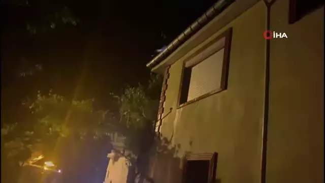 Yangın çıkan evden yaşlı kadını komşuları kurtardı Yangın çıkan evden yaşlı kadını komşuları kurtardı