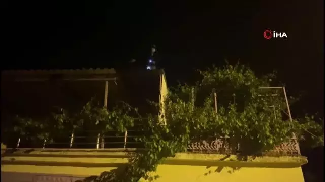 Yangın çıkan evden yaşlı kadını komşuları kurtardı Yangın çıkan evden yaşlı kadını komşuları kurtardı