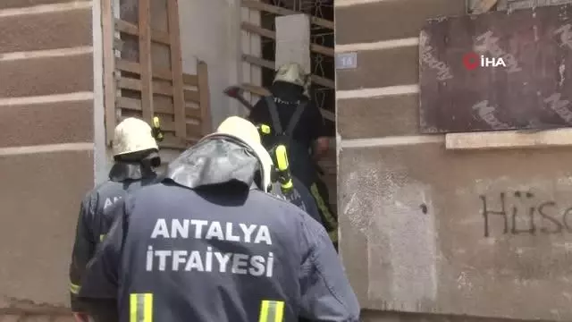 2 katlı metruk bina 1 haftada 3 kez yandı 2 katlı metruk bina 1 haftada 3 kez yandı