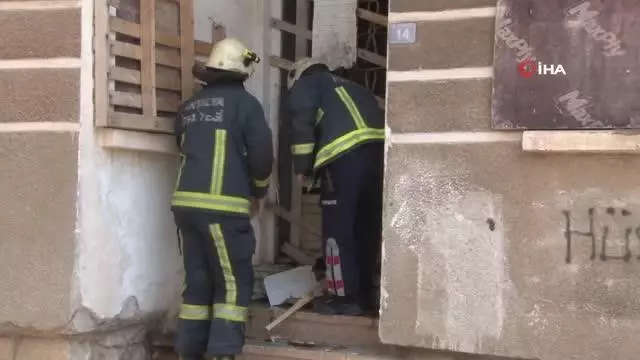 2 katlı metruk bina 1 haftada 3 kez yandı 2 katlı metruk bina 1 haftada 3 kez yandı