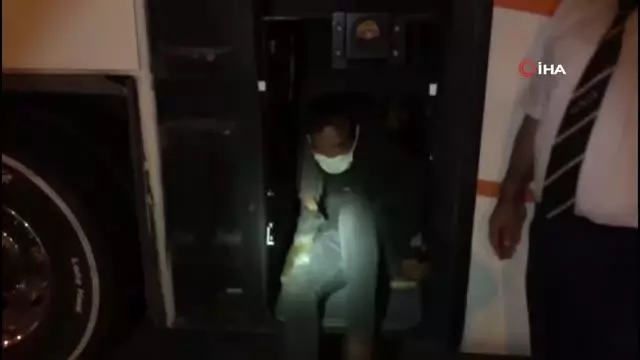 9 kaçak göçmen, yolcu otobüsünün bagaj kısmında saklanırken bulundu 9 kaçak göçmen, yolcu otobüsünün bagaj kısmında saklanırken bulundu
