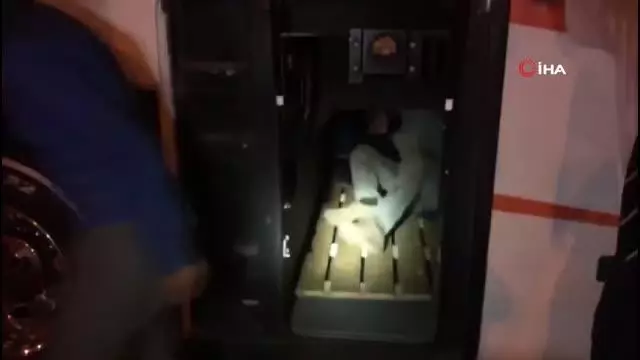 9 kaçak göçmen, yolcu otobüsünün bagaj kısmında saklanırken bulundu 9 kaçak göçmen, yolcu otobüsünün bagaj kısmında saklanırken bulundu