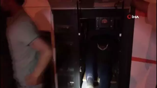 9 kaçak göçmen, yolcu otobüsünün bagaj kısmında saklanırken bulundu 9 kaçak göçmen, yolcu otobüsünün bagaj kısmında saklanırken bulundu