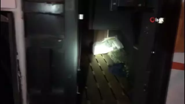9 kaçak göçmen, yolcu otobüsünün bagaj kısmında saklanırken bulundu 9 kaçak göçmen, yolcu otobüsünün bagaj kısmında saklanırken bulundu