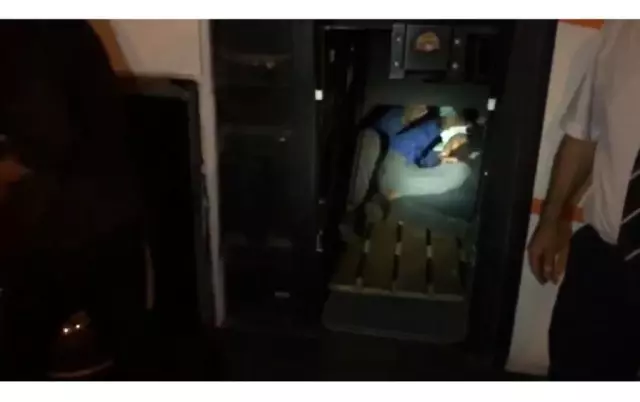 9 kaçak göçmen, yolcu otobüsünün bagaj kısmında saklanırken bulundu 9 kaçak göçmen, yolcu otobüsünün bagaj kısmında saklanırken bulundu