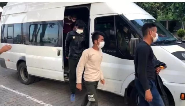 9 kaçak göçmen, yolcu otobüsünün bagaj kısmında saklanırken bulundu 9 kaçak göçmen, yolcu otobüsünün bagaj kısmında saklanırken bulundu