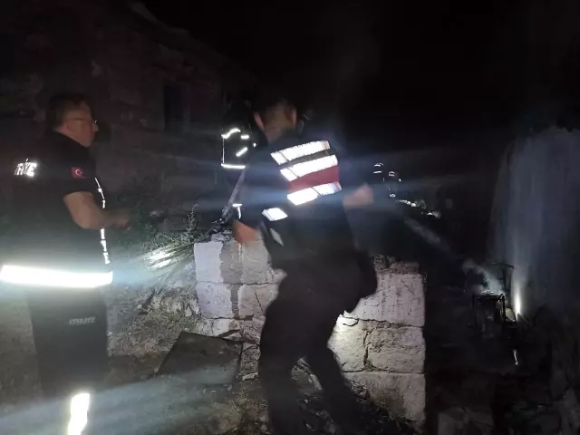 Afyonda ev yangını korkuttu Afyonda ev yangını korkuttu