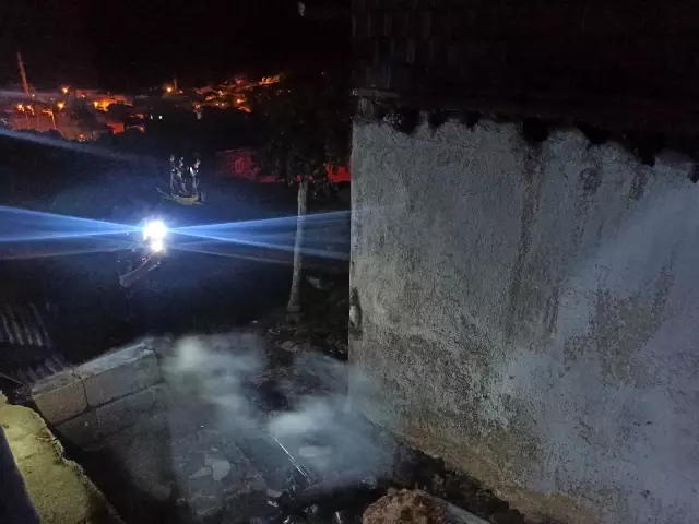 Afyonda ev yangını korkuttu Afyonda ev yangını korkuttu