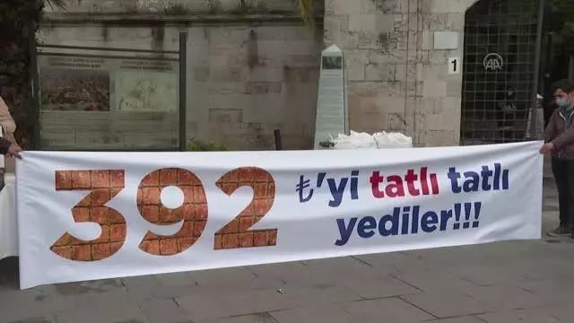 AK Parti İstanbul Gençlik Kolları, İBB'yi baklava dağıtarak protesto etti AK Parti İstanbul Gençlik Kolları, İBB'yi baklava dağıtarak protesto etti