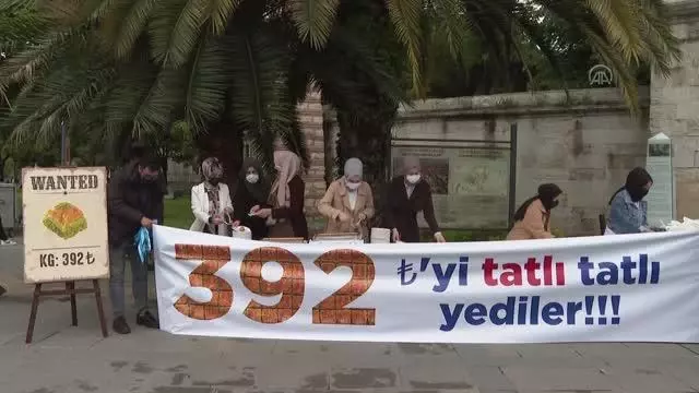 AK Parti İstanbul Gençlik Kolları, İBB'yi baklava dağıtarak protesto etti