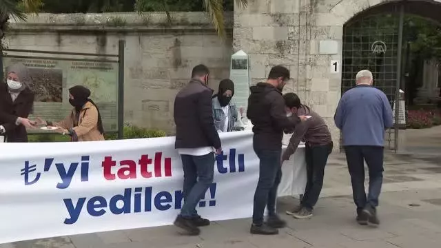 AK Parti İstanbul Gençlik Kolları, İBB'yi baklava dağıtarak protesto etti