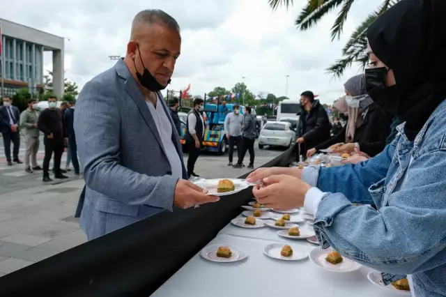 AK Parti İstanbul Gençlik Kolları, İBB'yi baklava dağıtarak protesto etti