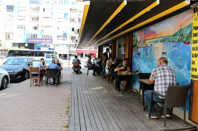 Antalya'da kafe ve restoranlarda günler sonra masaya hizmet Antalya'da kafe ve restoranlarda günler sonra masaya hizmet