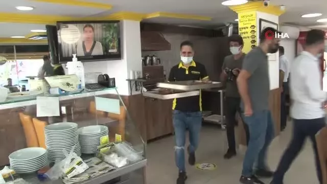 Antalya'da kafe ve restoranlarda günler sonra masaya hizmet Antalya'da kafe ve restoranlarda günler sonra masaya hizmet