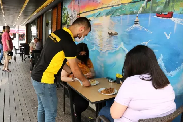 Antalya'da kafe ve restoranlarda günler sonra masaya hizmet Antalya'da kafe ve restoranlarda günler sonra masaya hizmet