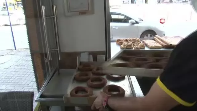 Antalya'da kafe ve restoranlarda günler sonra masaya hizmet Antalya'da kafe ve restoranlarda günler sonra masaya hizmet