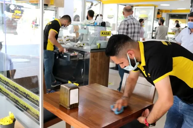 Antalya'da kafe ve restoranlarda günler sonra masaya hizmet Antalya'da kafe ve restoranlarda günler sonra masaya hizmet