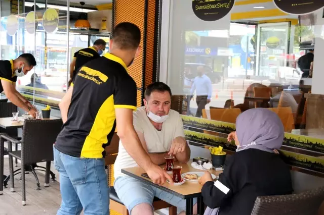 Antalya'da kafe ve restoranlarda günler sonra masaya hizmet Antalya'da kafe ve restoranlarda günler sonra masaya hizmet