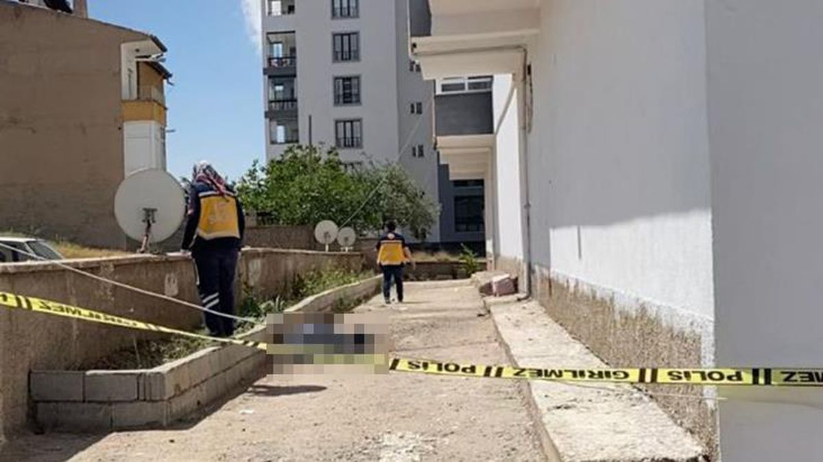 Kaza mı intihar mı? Apartmanın 5. katından düşen adam öldü