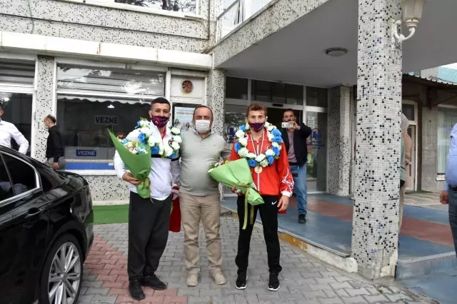 Avrupa üçüncüsü güreşçiye coşkulu karşılama Avrupa üçüncüsü güreşçiye coşkulu karşılama