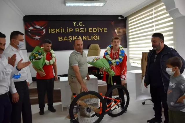 Avrupa üçüncüsü güreşçiye coşkulu karşılama
