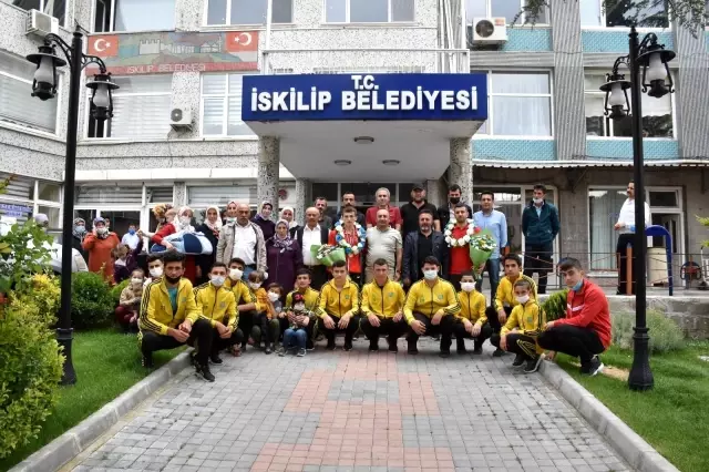 Avrupa üçüncüsü güreşçiye coşkulu karşılama