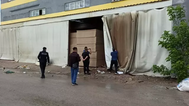 Bursa'da fabrikanın çatısından düşen işçi ağır yaralandı Bursa'da fabrikanın çatısından düşen işçi ağır yaralandı