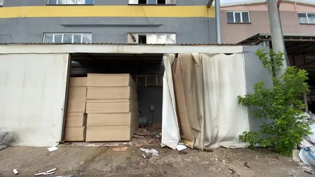 Bursa'da fabrikanın çatısından düşen işçi ağır yaralandı Bursa'da fabrikanın çatısından düşen işçi ağır yaralandı