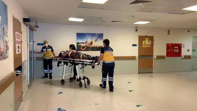 Bursa'da fabrikanın çatısından düşen işçi ağır yaralandı Bursa'da fabrikanın çatısından düşen işçi ağır yaralandı