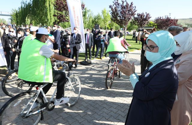 cumhurbaskani erdogan in esi emine erdogan ve 4 14171317 o