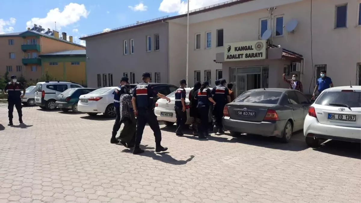 Dilenci olarak girdikleri evleri soyuyorlardı, jandarmaya yakalandılar