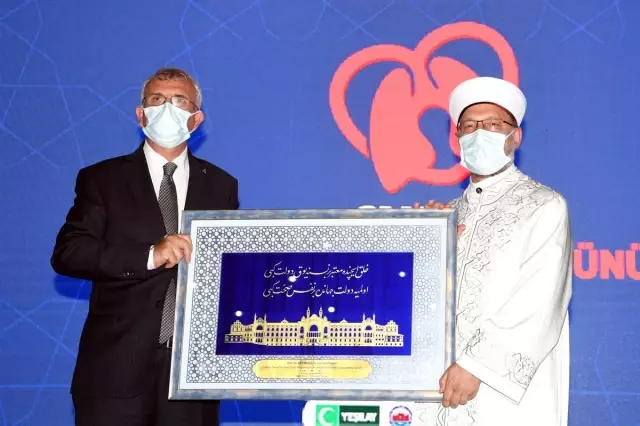 Diyanet İşleri Başkanı: 'Sigarayla topyekun mücadele etmeliyiz' Diyanet İşleri Başkanı: 'Sigarayla topyekun mücadele etmeliyiz'