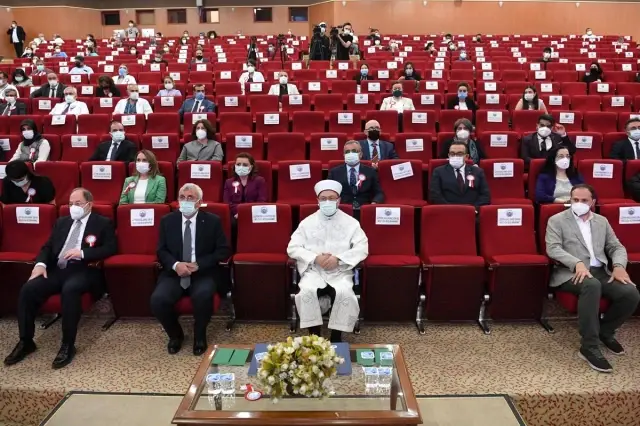 Diyanet İşleri Başkanı: 'Sigarayla topyekun mücadele etmeliyiz' Diyanet İşleri Başkanı: 'Sigarayla topyekun mücadele etmeliyiz'