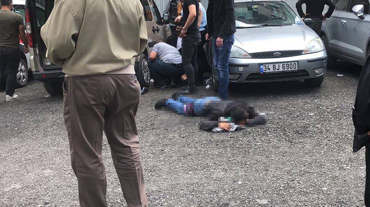 Duruşmaya gelen taraflar adliye önünde birbirine girdi! Silahların konuştuğu kavgada 2 kişi yaralandı