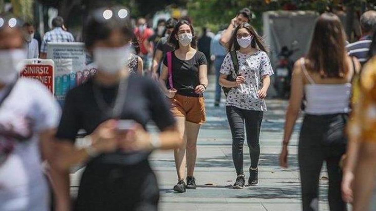 Hafta içi 22.00­-05.00 saatleri arasında getirilen sokağa çıkma kısıtlaması sosyal medyada tartışma yarattı