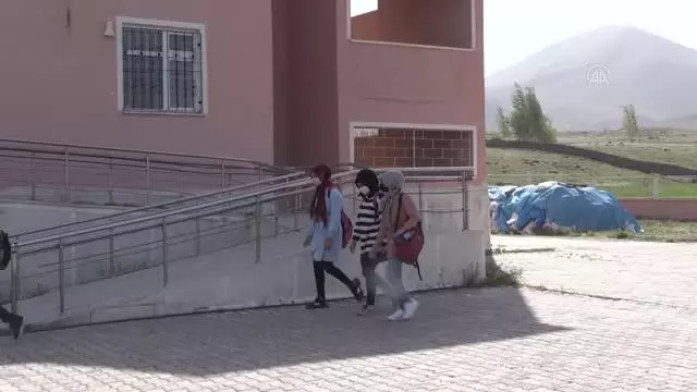 İlkokul öğrencileri okullarına yeniden kavuşmanın sevincini yaşadı İlkokul öğrencileri okullarına yeniden kavuşmanın sevincini yaşadı