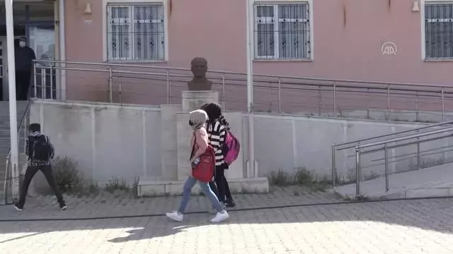 İlkokul öğrencileri okullarına yeniden kavuşmanın sevincini yaşadı İlkokul öğrencileri okullarına yeniden kavuşmanın sevincini yaşadı