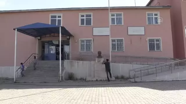İlkokul öğrencileri okullarına yeniden kavuşmanın sevincini yaşadı İlkokul öğrencileri okullarına yeniden kavuşmanın sevincini yaşadı