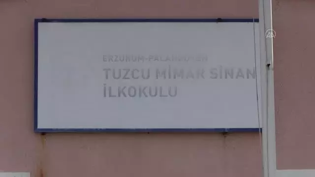 İlkokul öğrencileri okullarına yeniden kavuşmanın sevincini yaşadı İlkokul öğrencileri okullarına yeniden kavuşmanın sevincini yaşadı