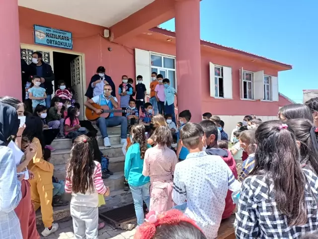 İran sınırında yaşayan çocukların hayalleri gerçeğe döndü İran sınırında yaşayan çocukların hayalleri gerçeğe döndü