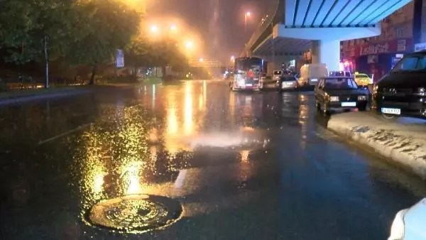 İSTANBUL'DA GECE SAATLERİNDE YAĞMUR ETKİLİ OLDU İSTANBUL'DA GECE SAATLERİNDE YAĞMUR ETKİLİ OLDU