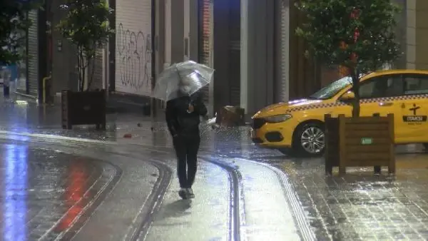 İSTANBUL'DA GECE SAATLERİNDE YAĞMUR ETKİLİ OLDU